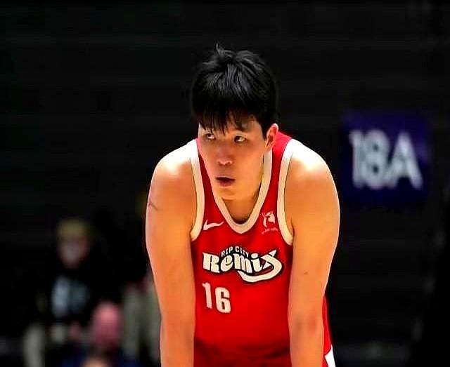 谁能想到，在NBA坐冷板凳的杨瀚森，到了G联赛直接打成了“大魔王”。

伤愈复出