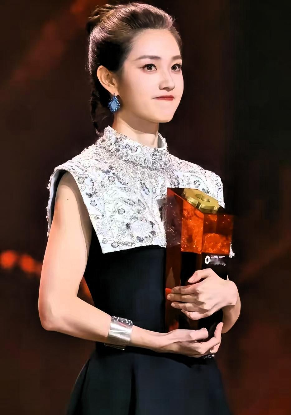 我敢说
大家肯定早就发现了
郭宇欣有一个特别严重的问题
那就是她怎么什么角色都能