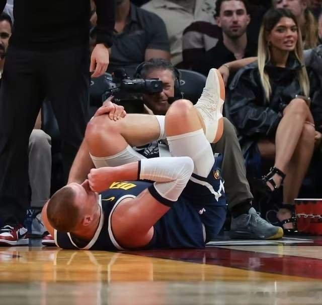 Shams：约基奇左膝过度伸展将缺席4-6周，无结构性损伤！不幸中的万幸，约老师