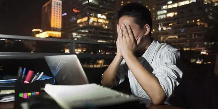 这一代被“毒打”的年轻人已经不买账了，他们开始思考为谁发展
“被毒打过”这个说法
