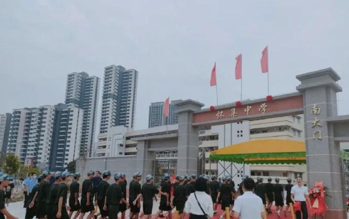 【中学小卖部5年租金超900万元，工作人员回应】
据南方都市报报道，8月27日，