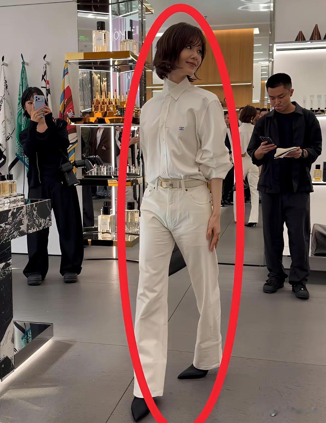 老天呐，吴奇隆老婆这是得罪造型师了吗？以前好衣品这么好，现在没眼看！[捂脸][捂