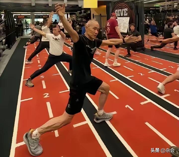 王石为了爱情练出一身腱子肉，旁边的小伙子都看呆了，这毅力确实让人瑞思拜！
但转头