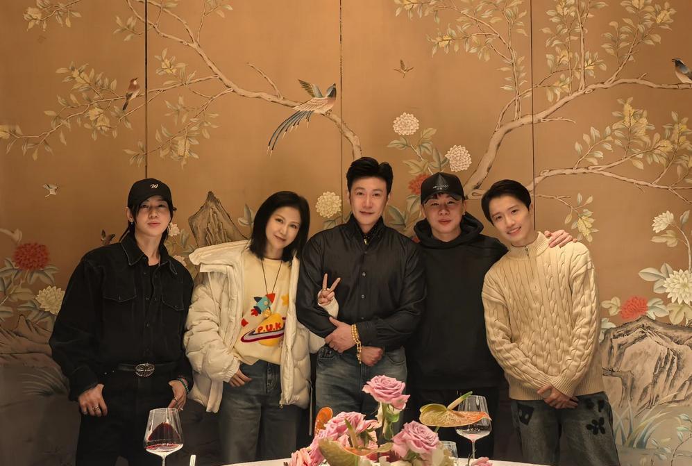 陆毅50岁生日，硬是把缺席的关智斌P进了合照。
这操作，你敢信？
娱乐圈的塑料情