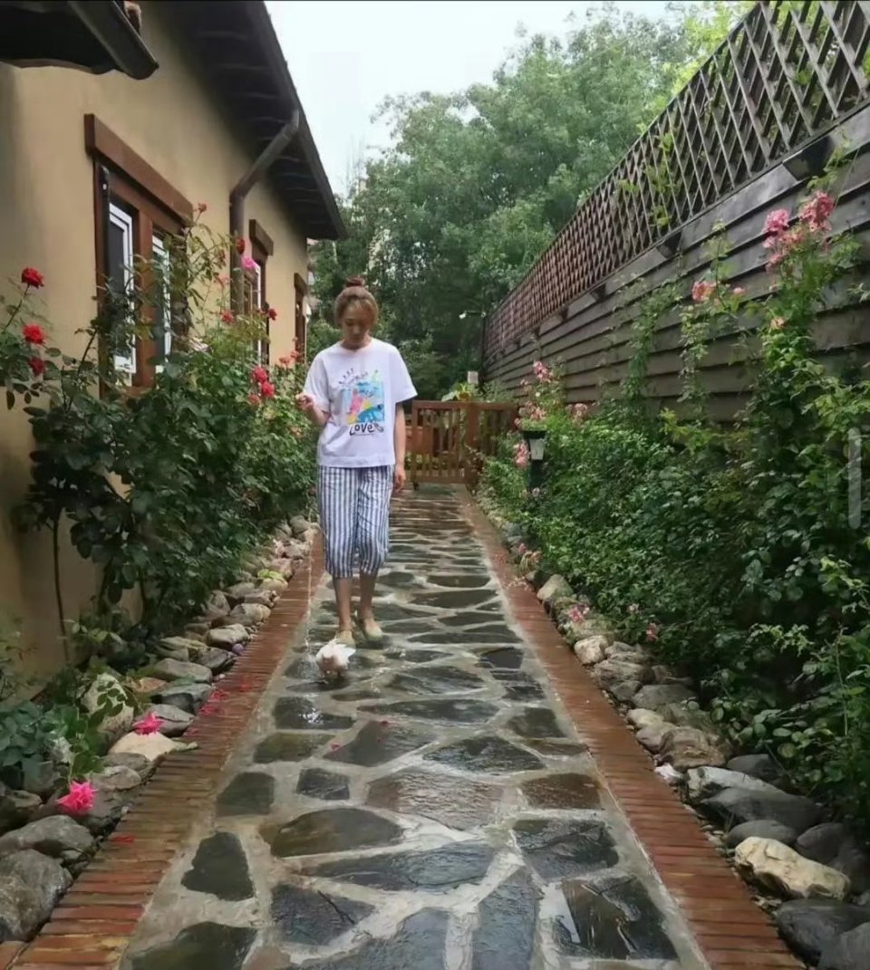李小冉与富豪丈夫在北京的豪宅，整栋建筑是少见的独栋复古洋房 