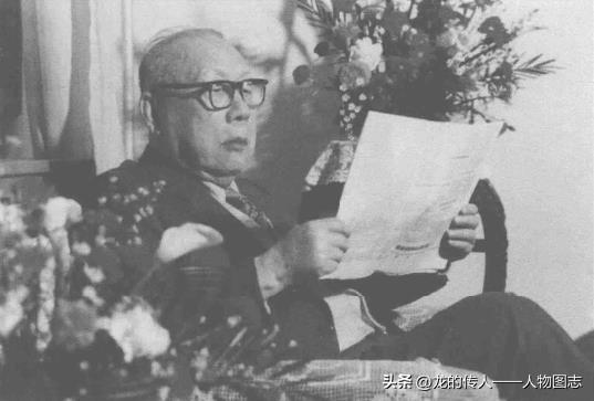 晚年伍修权在家中看报