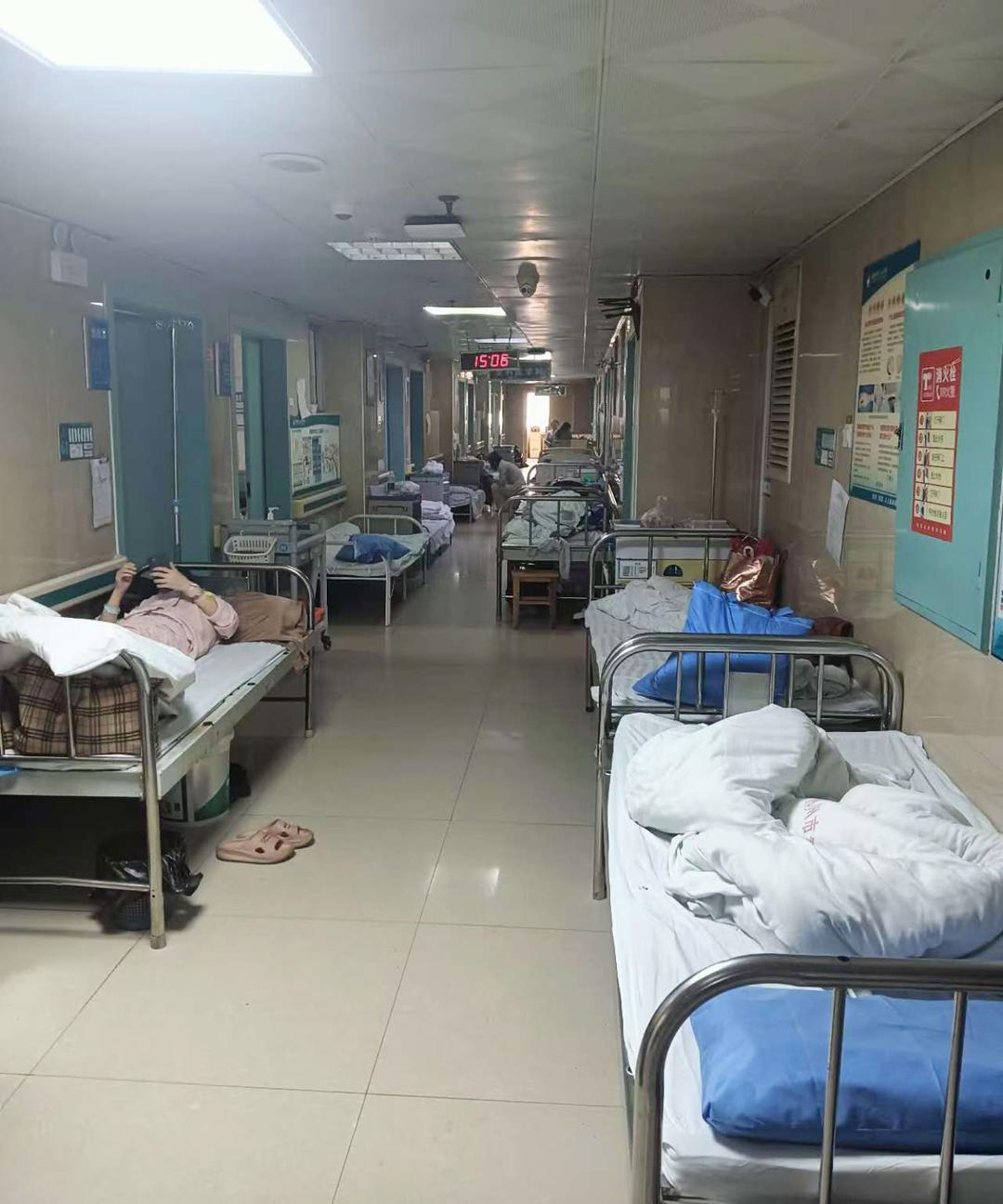 没想到老家县城人民医院的生意这么好，前天去县人民医院看望一个住院的亲戚，看到走廊