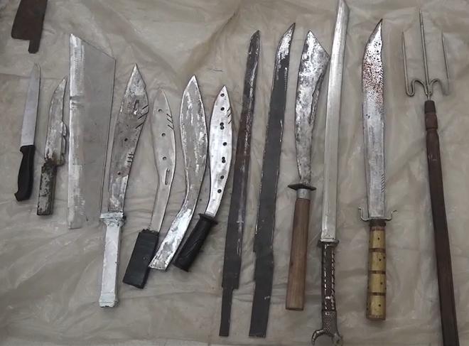 越南东北部省份公安收缴的刀具，农具级别，粗糙。还有些半成品