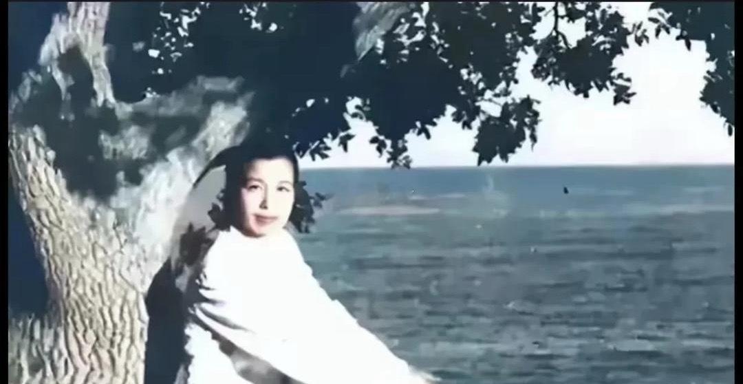 谁能认出这个人是谁？提示：江上有奇峯，锁在云雾中，寻常看不见，偶尔露峥嵘。 