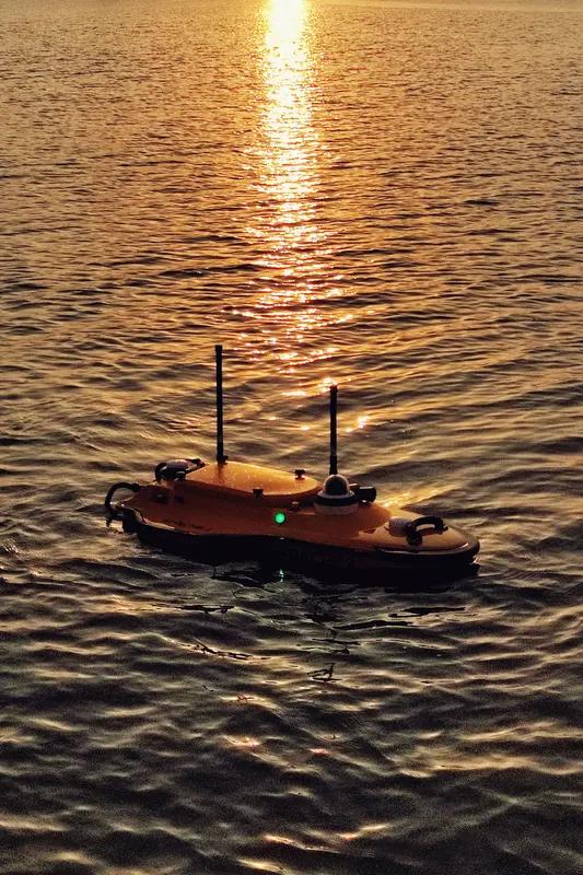 乌克兰首次用无人潜航器击伤俄潜艇：乌克兰国家安全局15日称，乌安全局与海军联合用