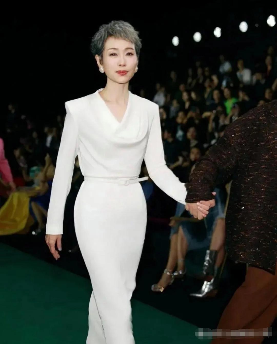 61岁的叶童出席深圳时装周，女神一般的存在，不做医美整形也不染发，虽然头发发白一