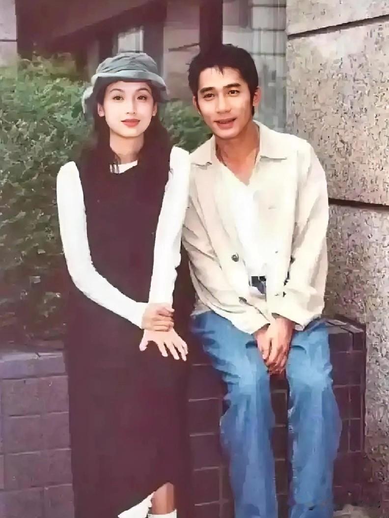 下面图片中的一男一女，这个男人相信大家能够一眼认出来，他就是大名鼎鼎的香港影视明