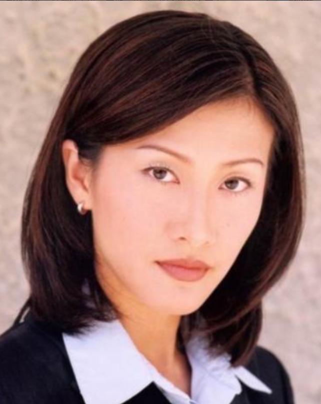 2001 年，陈慧珊一心攀附权贵狠心抛弃相伴多年丈夫，满心笃定能嫁梁锦松上位，不