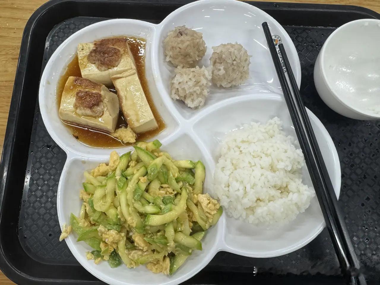 中山大学南校区春晖园12元伙食，三个菜看起来还算不错，就是菜量小，女生应该差不多
