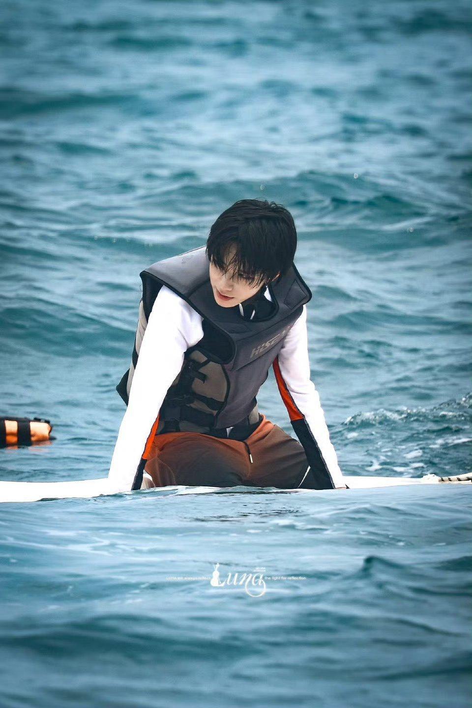 优越的侧脸，完美的骨相王橹杰野性骨相藏不住了