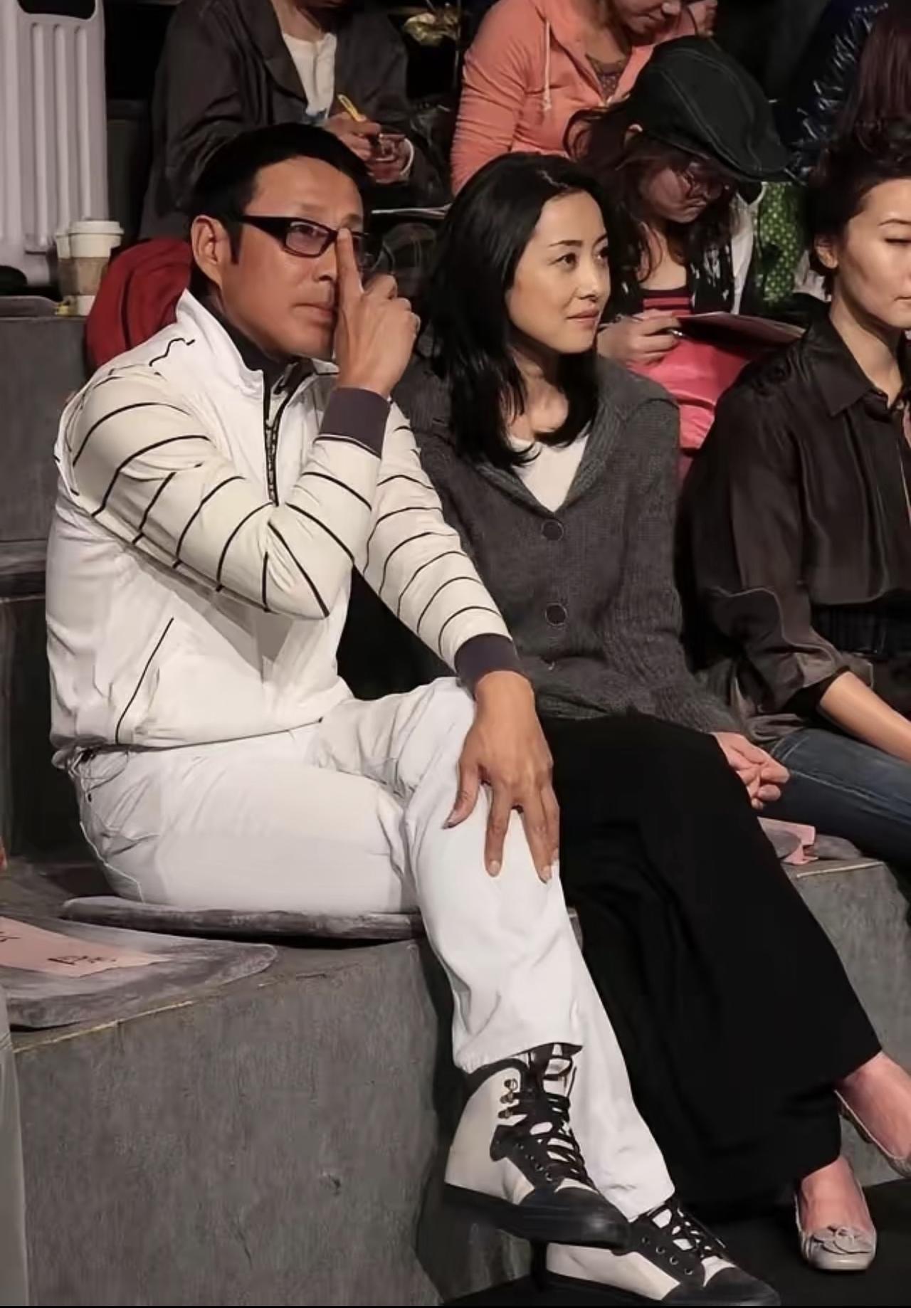 陈道明与刘蓓的旧照，露半张脸的是柯蓝，三位坐在一起的画面。

陈道明、刘蓓与柯蓝