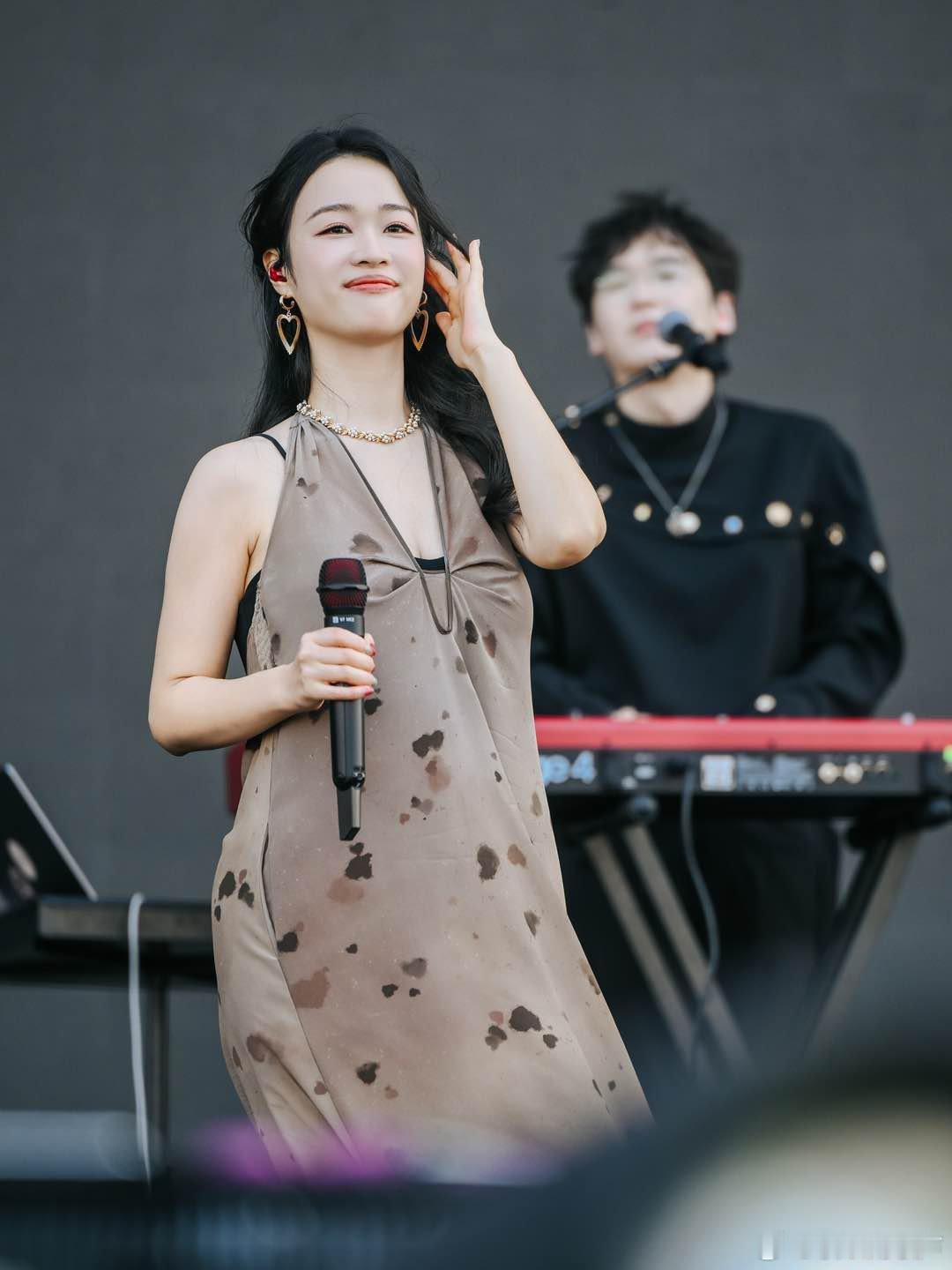 王菲春晚唱的是咂咂苏的歌  终于等到ZaZaZsu咂咂苏春晚出圈！《你我经历的一