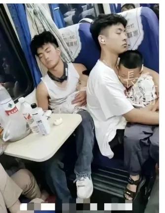 两位大学生，给买了站票，带着两个孩子的宝妈让座不成，抱着两个孩子在火车上坐了一整