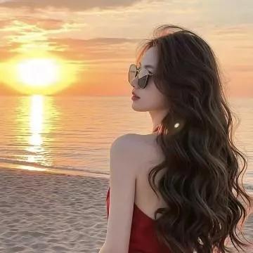 夕阳下的海边，温柔时光里，你是最美的风景。日落晚霞照海滩 海边治愈系落日 海边落