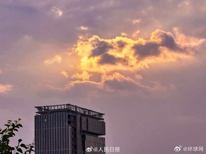 【告别6月！#北京晚霞#又上新】6月30日傍晚，北京天空出现金色晚霞。#上半年最