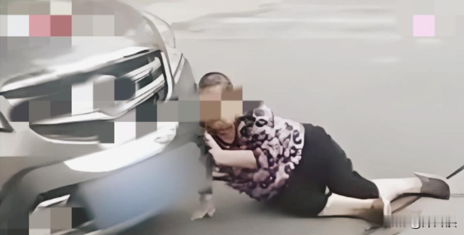 辽宁沈阳，一大妈看到路边停放了一辆豪车，直接用身体蹭上车灯，然后躺在车前，想要碰