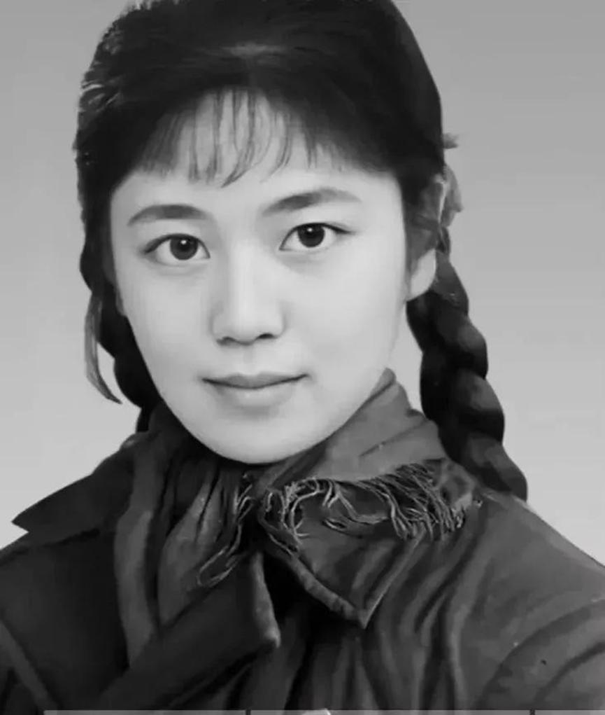 1977年，知青于文娟返城，恋人跟着列车狂奔，她抹着泪，大喊道：“别追了，我们不