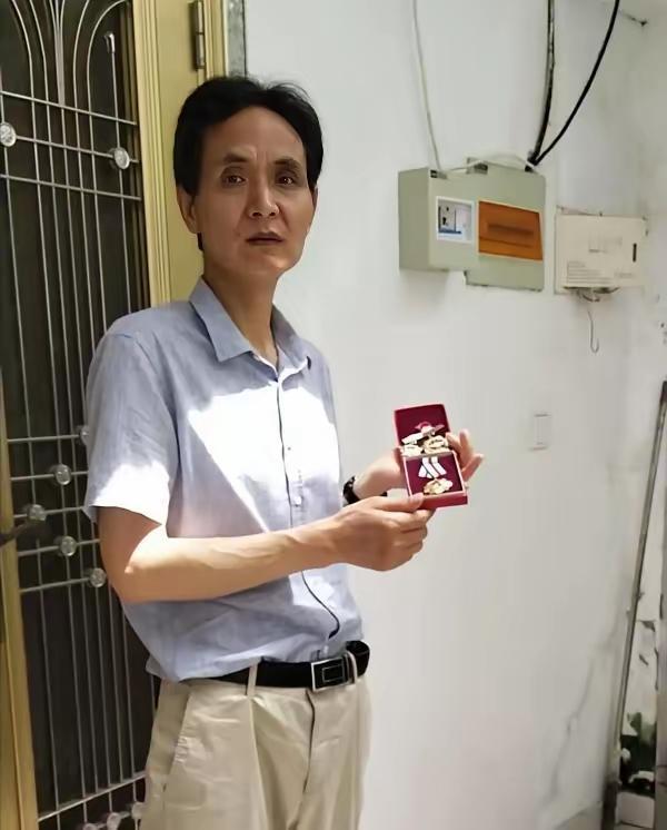 一等功臣卖房治病，妻子含泪曝光隐藏30年的秘密，全网破防
 
1984年，对越自