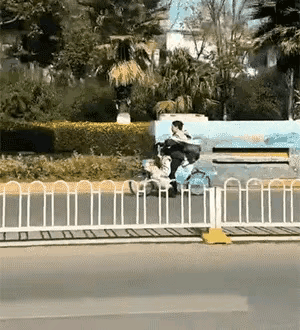 当妈的就没看见有个孩子快掉下来了吗？[泪奔]