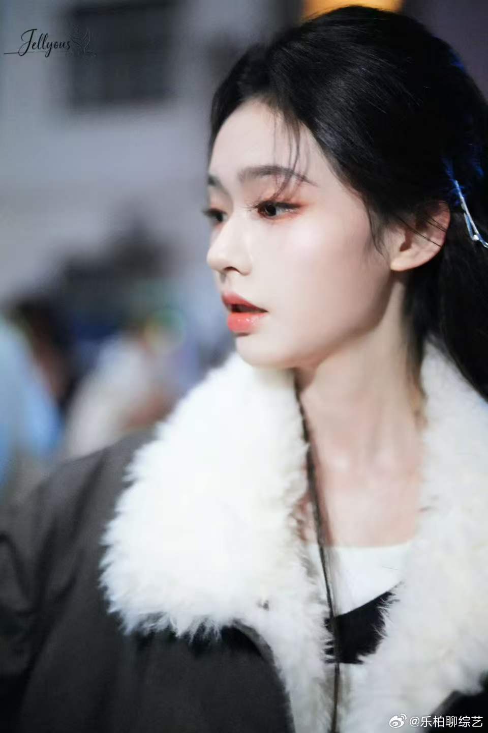 林允下车给哭了的粉丝递纸如果是我会爱林允一辈子 林允真的太懂共情了，一眼就注意到