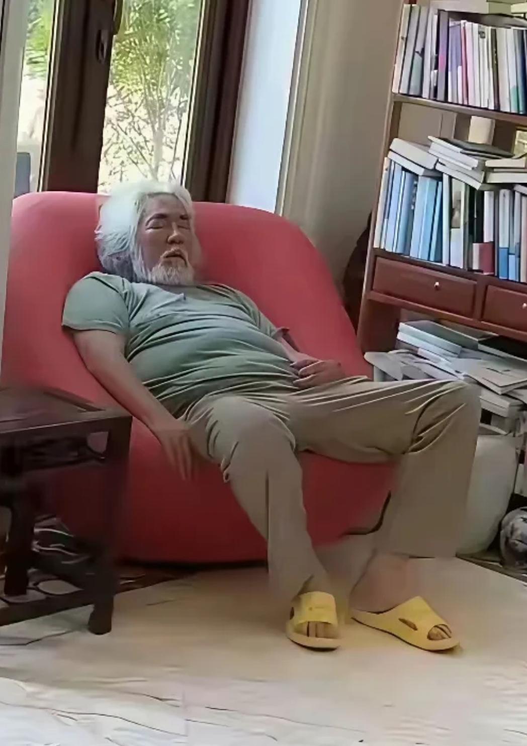 张纪中这么老了，有福不会享，本来是享受人生的时候，还要找一个年轻的女人，还生了一