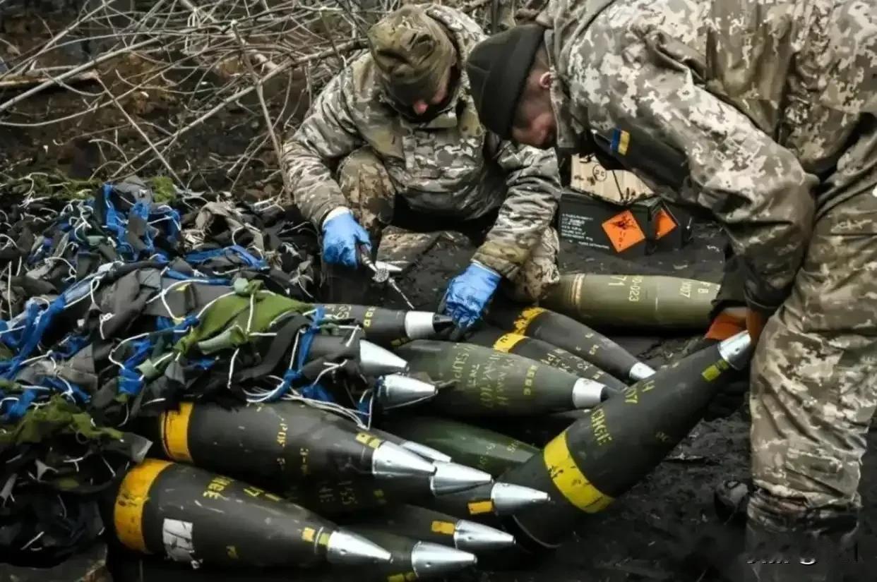 乌军绝境薅羊毛！西方援乌骤降57%，炮弹、坦克缺口达数十万，防空导弹库存仅剩11