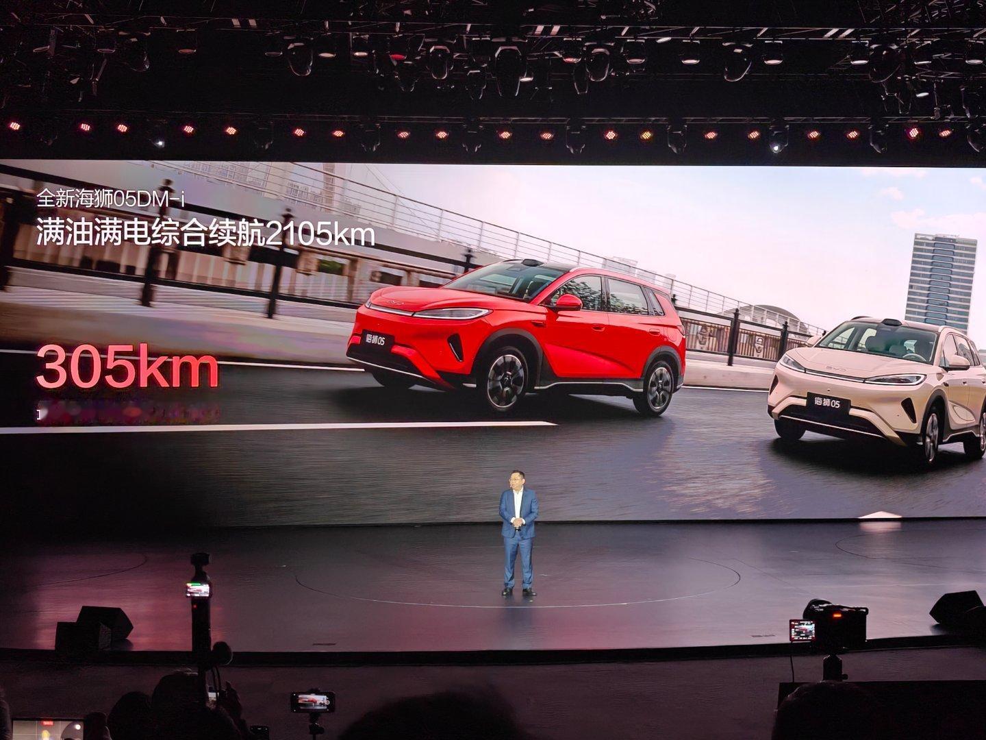 满油满电2105公里，套用到现在的世界局势，是不是上回加油还是六块多？新能源汽车