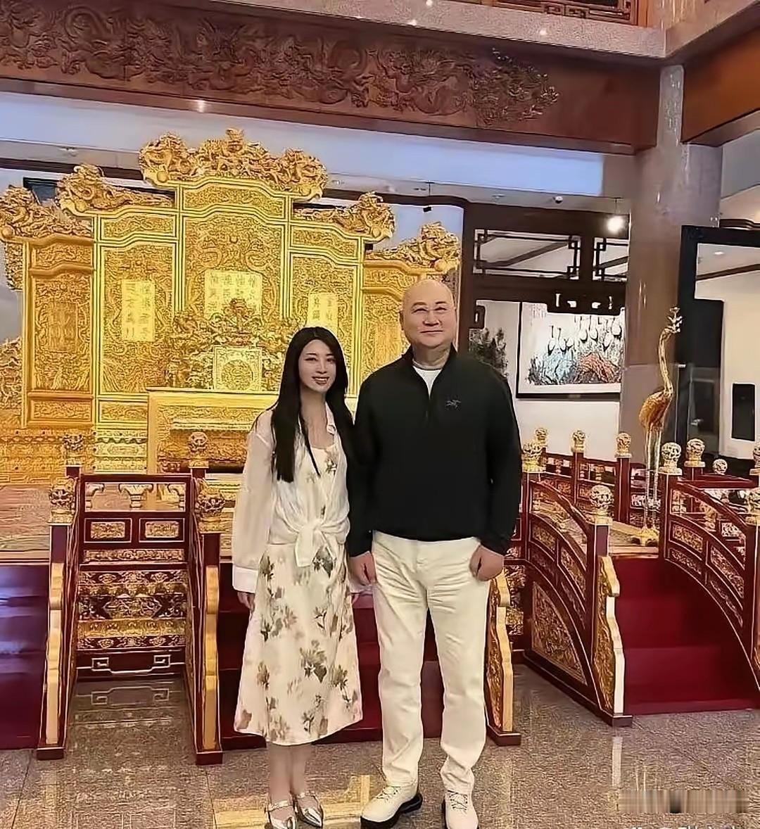 网友说：虽然迟重瑞己经75岁了，但和助理卢小姐在一起，真是焕发了青春紫檀女王陈丽