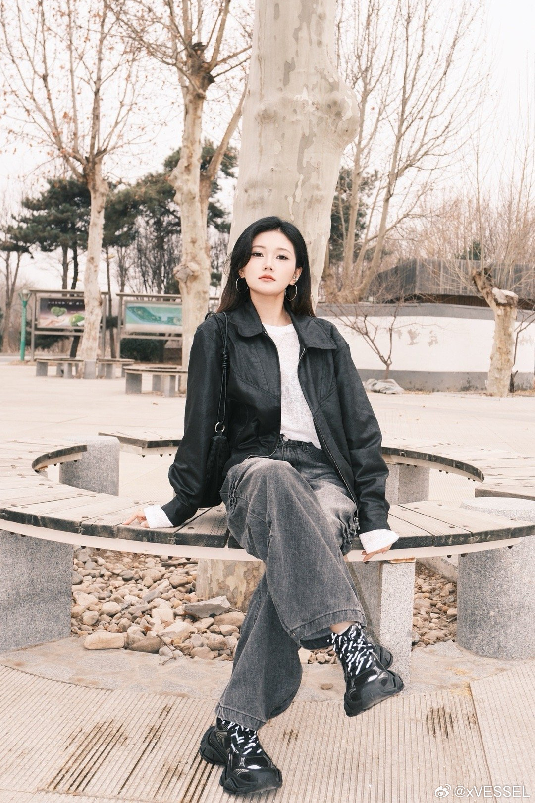 在po文中：上脚【xVESSEL 涟漪】这抹色泽是深邃的法则，将夜的浓度与冷感融