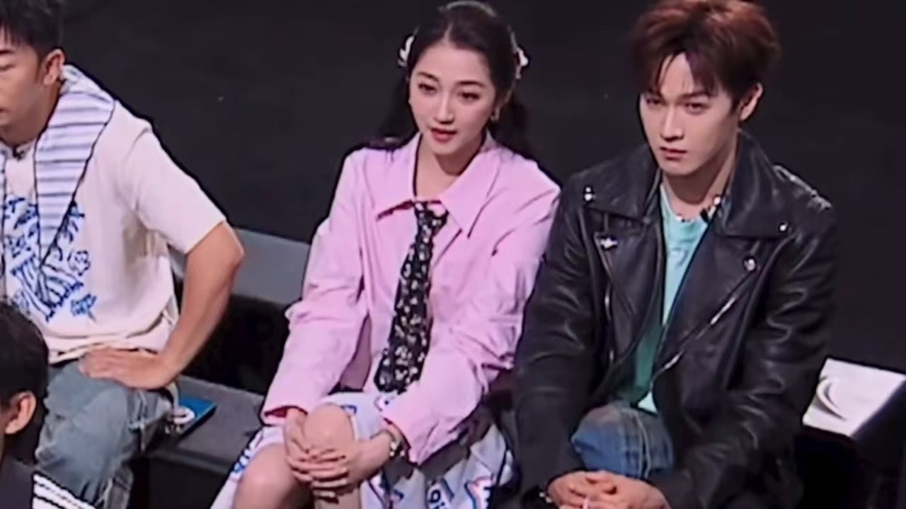 李昀锐偷偷看关晓彤关晓彤90多斤你好星期六高挑的身形配上偏轻的体重，能看出平日里