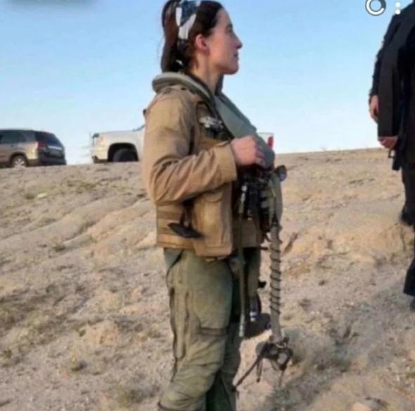 在科威特坠毁的一名美军女性飞行员获救。这说明科威特国防部所说的消息是确切的，的确