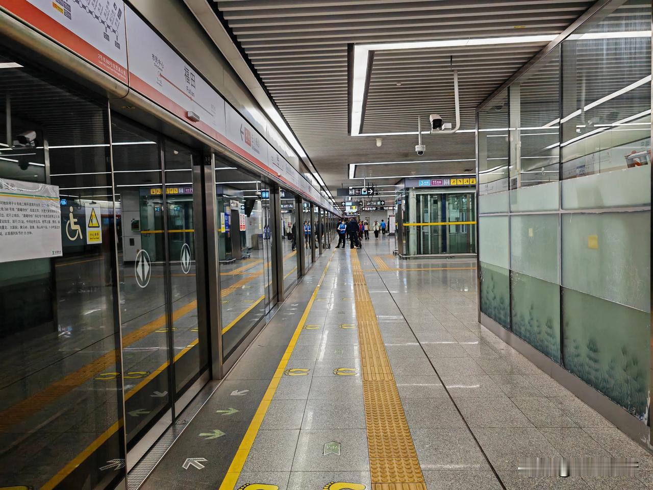 今天坐地铁时，坐在我对面的一家人，带着一个穿漂亮裙子的小女孩，大概五六岁的样子。