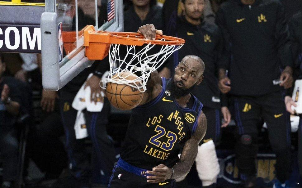 快打旋风！湖人快攻成制胜杀招湖人主场110-93击败猛龙，近期掀起快攻热潮尽显威