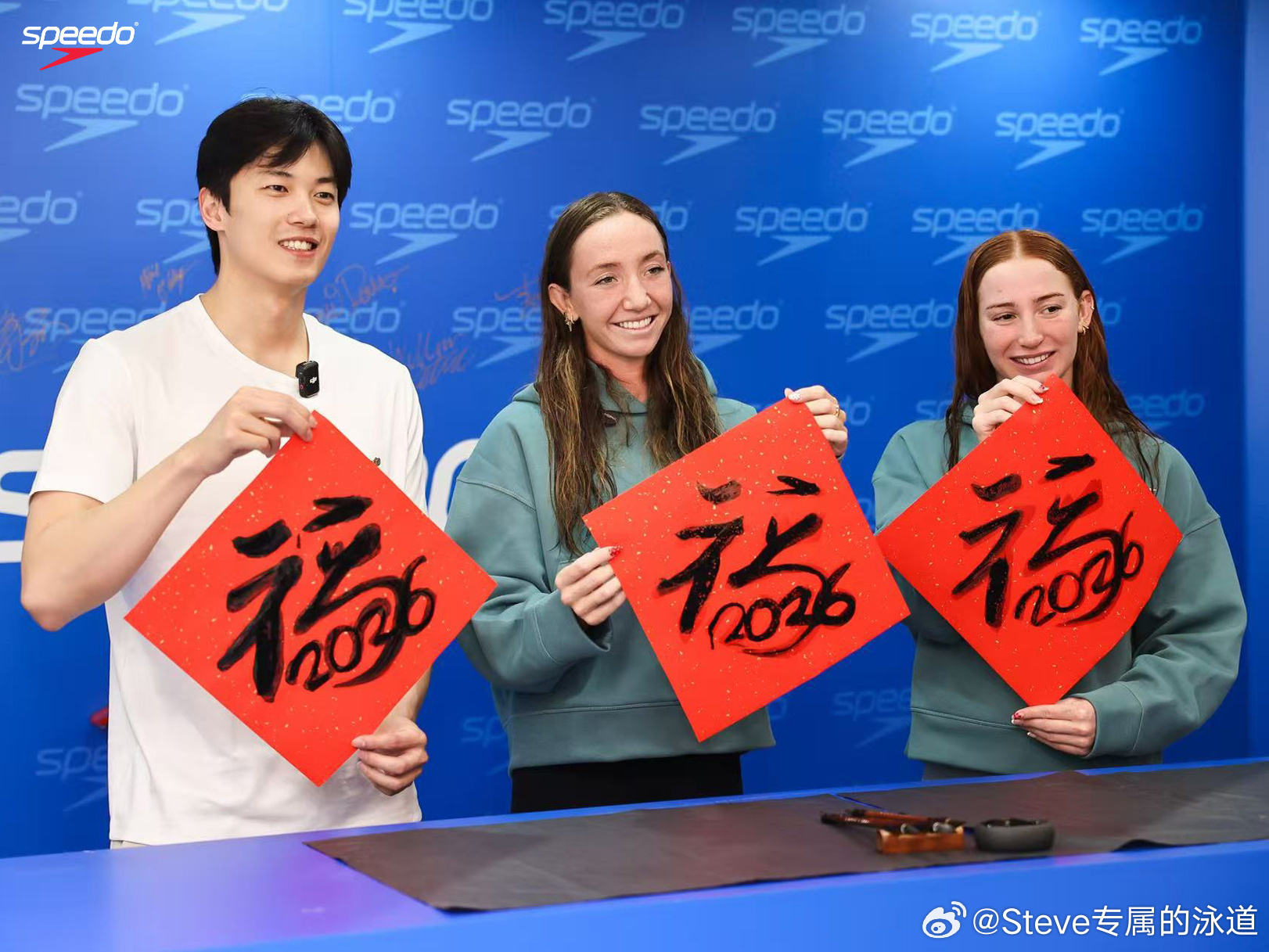 3月18日，深圳大运中心游泳馆，汪顺与参加2026年中国游泳公开赛的中外运动员们