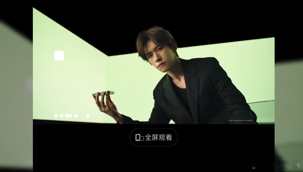 #易烊千玺纯黑色西装# 好帅气！易烊千玺帅气西装照再加一！ ​ ​​​