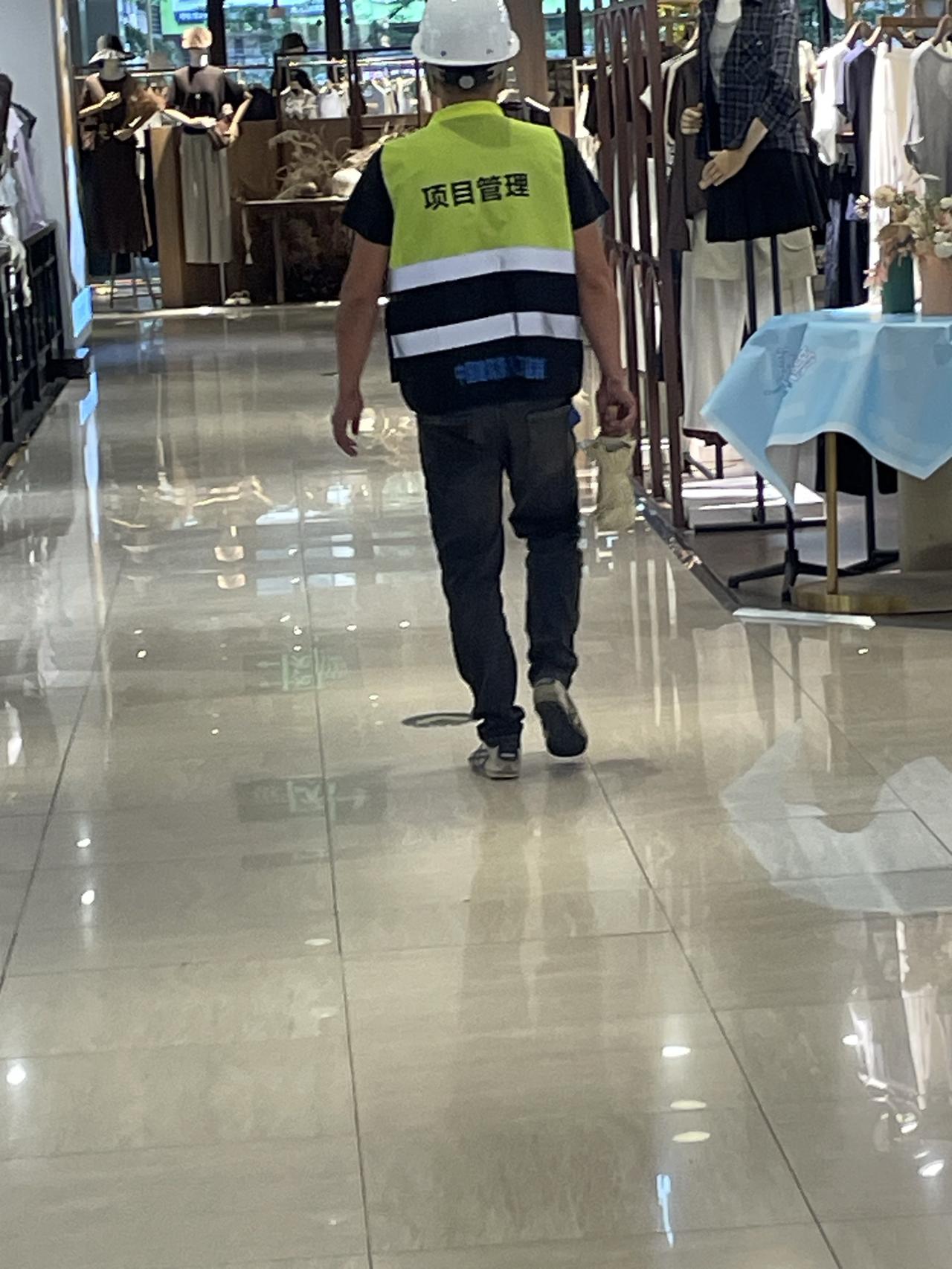 白帽子的工程人员的级别是不是很高级的？印象中有红帽子，白帽子，黄帽子！