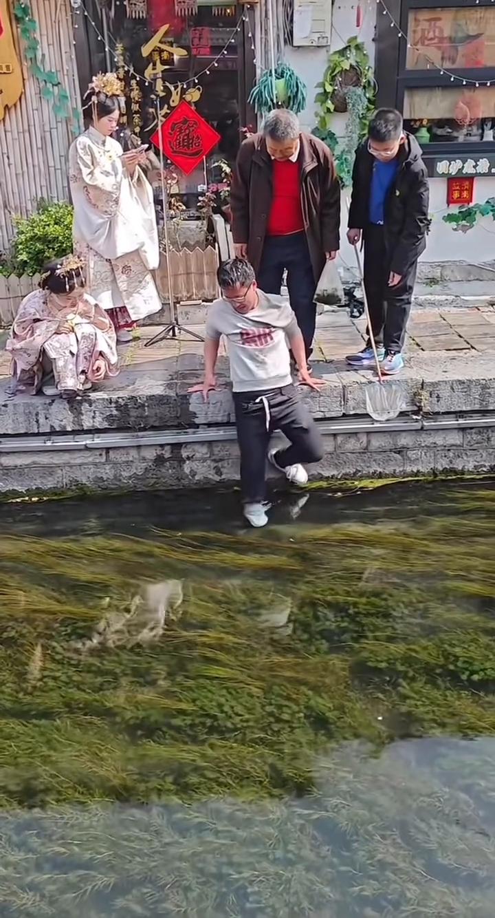 请您欣赏曲水亭·自告奋勇捞东西，河水凉得真彻底。