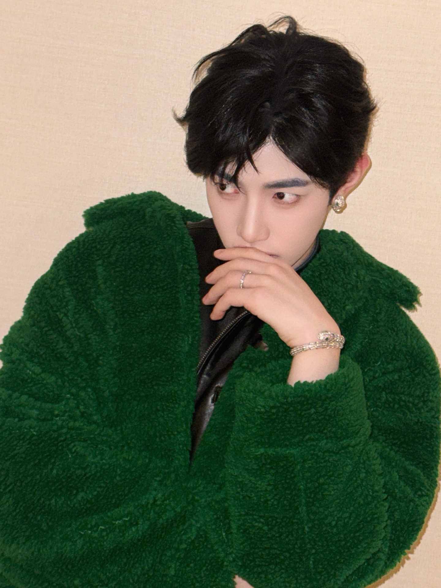 来自歌手章昊的今日份营业大片，毛绒外套搭配皮质夹克和牛仔裤，全套Bvlgari宝