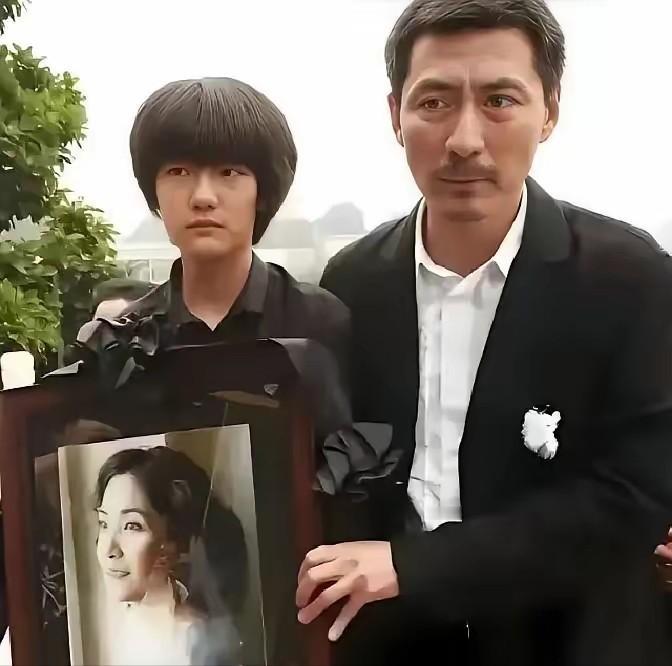 泪目！李婷患癌瞒9年，拿刀逼张子健离婚净身出户！葬礼上丈夫崩溃才知，汇70万被退