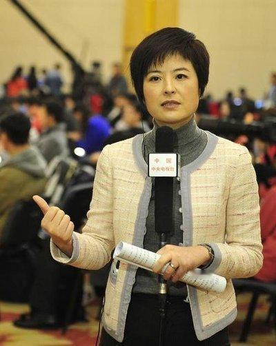 42岁的央视主持人张泉灵辞去工作后，趁着60岁的丈夫不注意，带着存款147万，前
