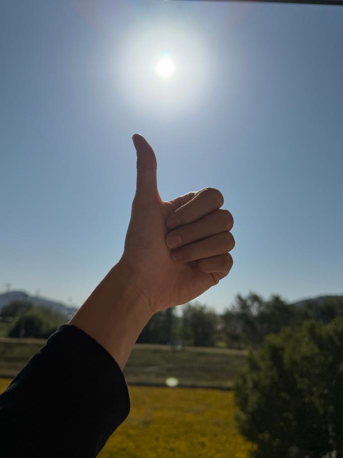 赵一博晒太阳摸着风  赵一博只是晒着太阳摸着风就能变快乐 赵一博借着阳光风的韵律
