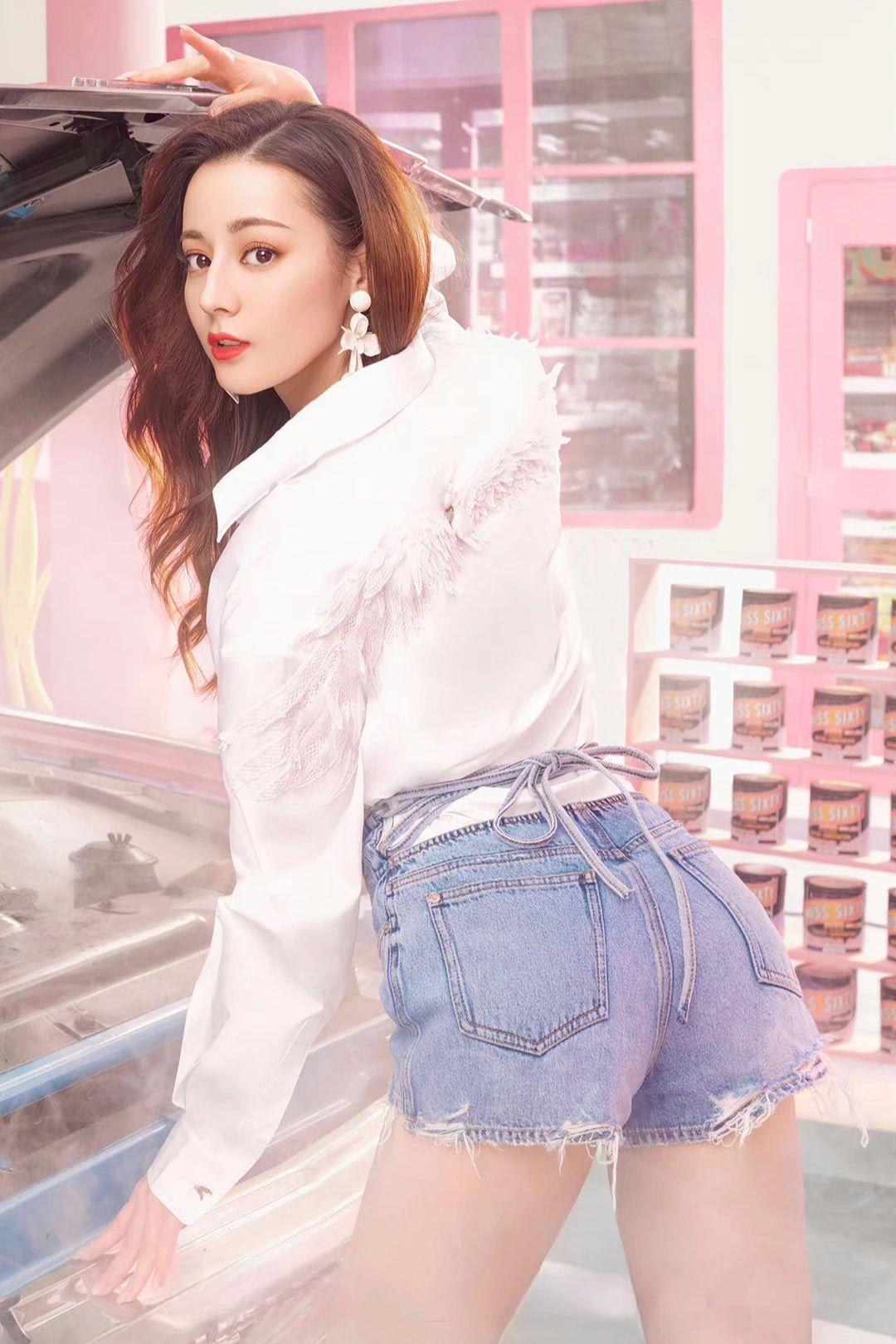 迪丽热巴的美丽确实令人惊艳，真是美到人的心里去了。

秀发飘飘，穿着一件短裤，搭