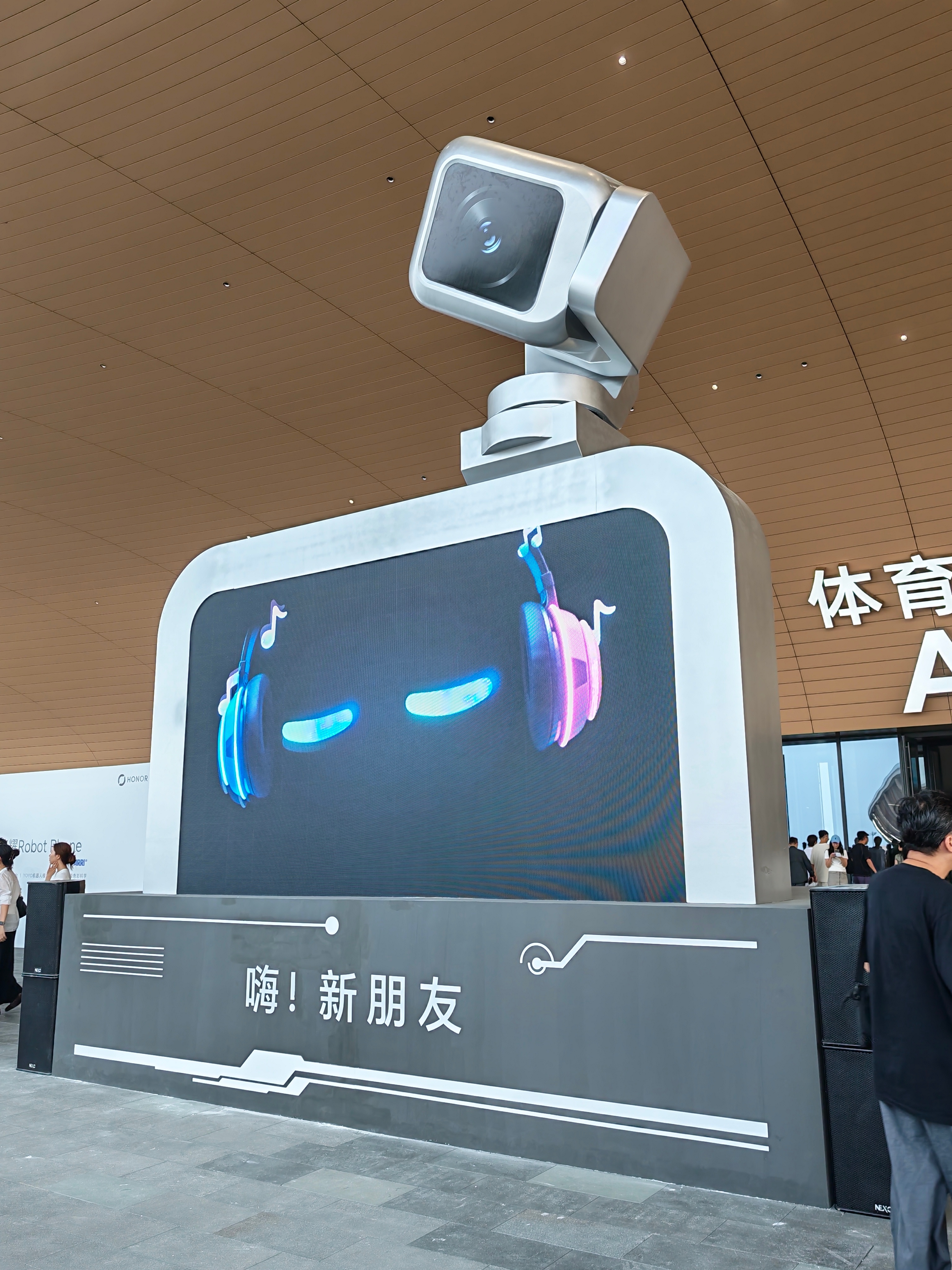 到了各位，晚上看看荣耀Robot Phone到底能不能替代了云台相机……当然，价