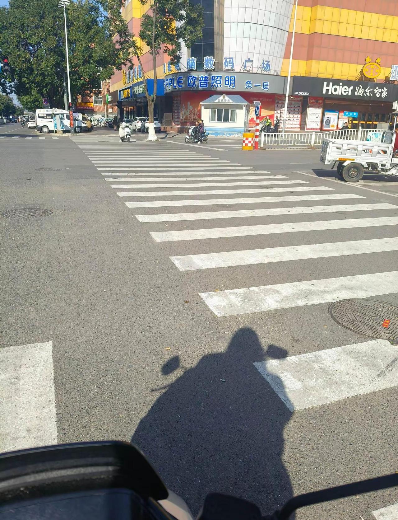 如果太阳下山我还没回来，你就不用等我了，我又被逮住啦记得带头盔哦 交警执法现场