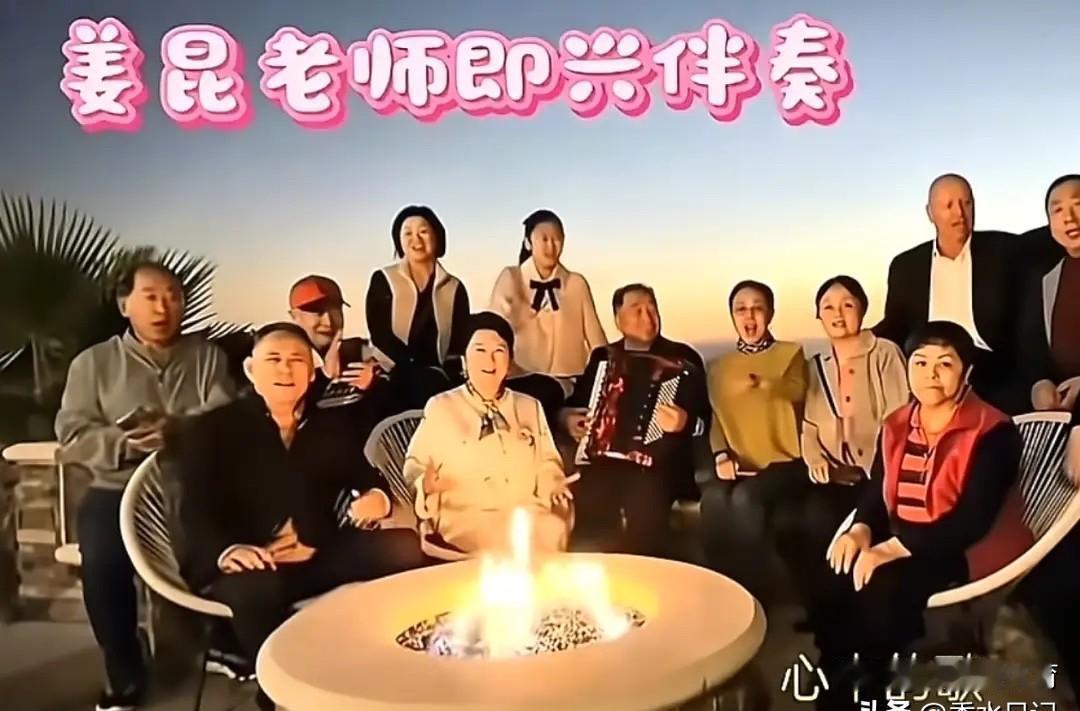 爱国歌声从加州别墅飘出时，外汇局的监控名单正在更新。
他们举着红酒唱“我和我的祖